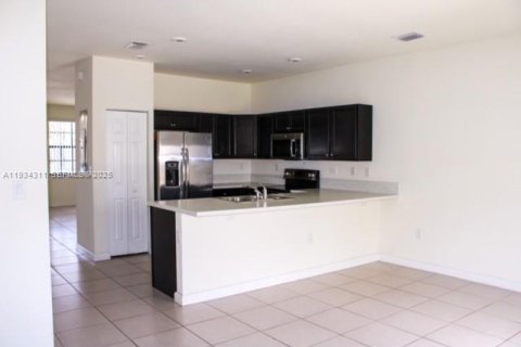 Снять в аренду таунхаус в Хомстед, Флорида 3 спальни, 141.58м2, № 1992670 - фото 3