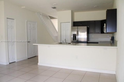 Снять в аренду таунхаус в Хомстед, Флорида 3 спальни, 141.58м2, № 1992670 - фото 5