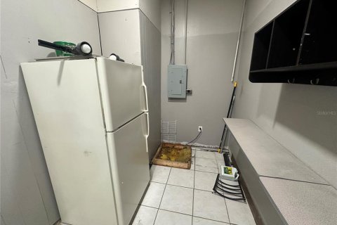 Propiedad comercial en alquiler en Valrico, Florida, 124.77 m2 № 1521014 - foto 8