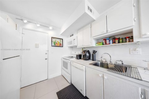 Condominio en venta en Hallandale Beach, Florida, 2 dormitorios, 106.37 m2 № 2076939 - foto 13