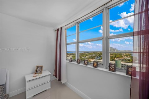 Condominio en venta en Hallandale Beach, Florida, 2 dormitorios, 106.37 m2 № 2076939 - foto 15