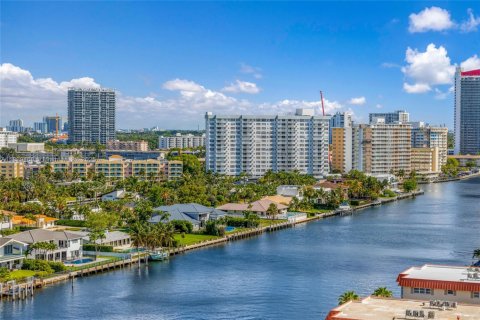 Condominio en venta en Hallandale Beach, Florida, 2 dormitorios, 106.37 m2 № 2076939 - foto 25