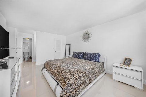 Condominio en venta en Hallandale Beach, Florida, 2 dormitorios, 106.37 m2 № 2076939 - foto 16