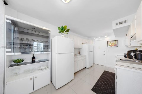 Condominio en venta en Hallandale Beach, Florida, 2 dormitorios, 106.37 m2 № 2076939 - foto 11