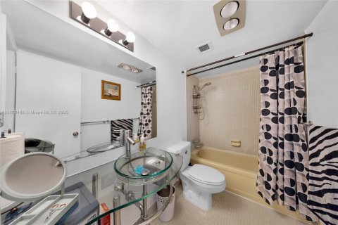 Condominio en venta en Hallandale Beach, Florida, 2 dormitorios, 106.37 m2 № 2076939 - foto 22