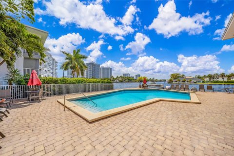 Condominio en venta en Hallandale Beach, Florida, 2 dormitorios, 106.37 m2 № 2076939 - foto 28