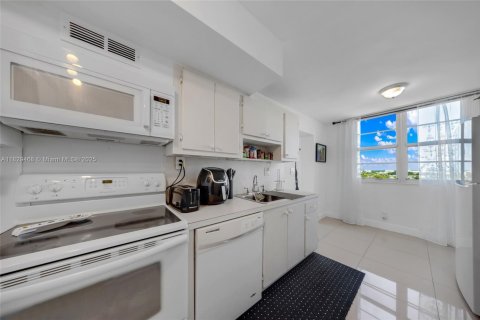 Condominio en venta en Hallandale Beach, Florida, 2 dormitorios, 106.37 m2 № 2076939 - foto 12