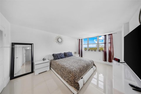 Condominio en venta en Hallandale Beach, Florida, 2 dormitorios, 106.37 m2 № 2076939 - foto 14