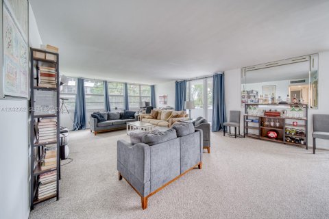 Condo in Fort Lauderdale, Florida, 2 bedrooms  № 2244226 - photo 27