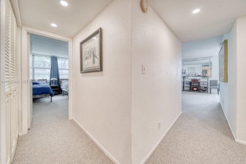 Condo in Fort Lauderdale, Florida, 2 bedrooms  № 2244226 - photo 11