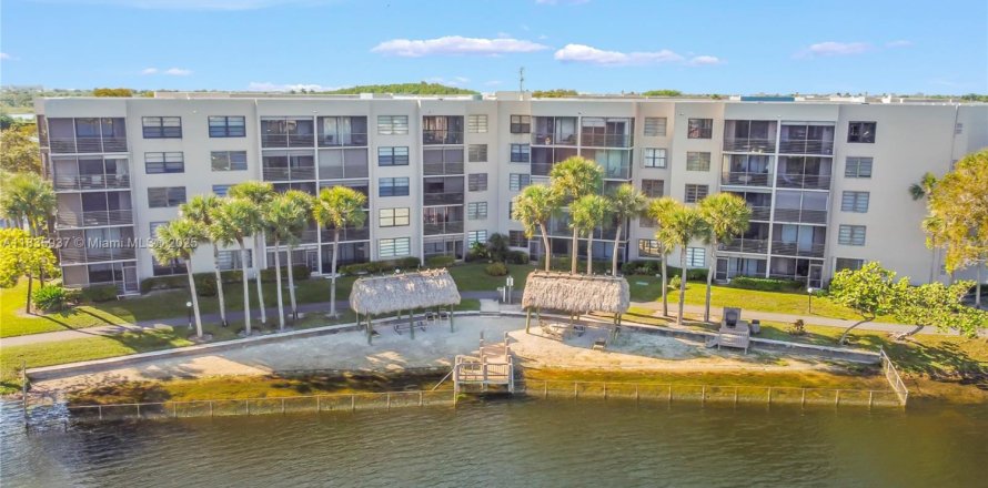 Condo in Pembroke Pines, Florida, 2 bedrooms № 1818622