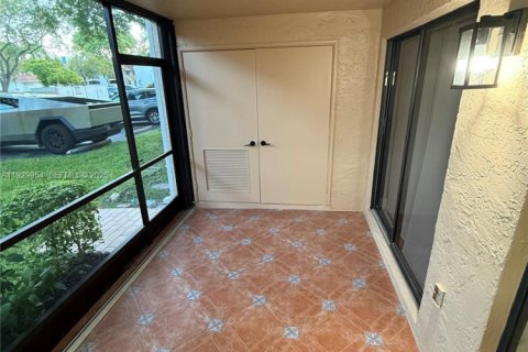 Снять в аренду кондоминиум в Пемброк-Пайнс, Флорида 2 спальни, 83.61м2, № 1989126 - фото 13