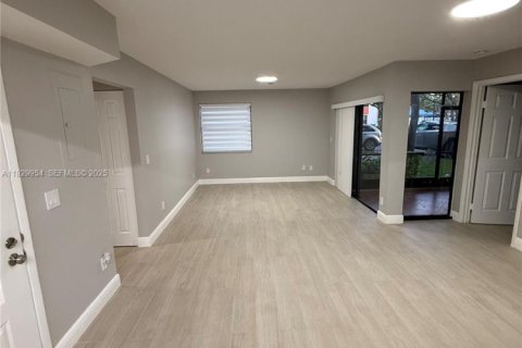 Снять в аренду кондоминиум в Пемброк-Пайнс, Флорида 2 спальни, 83.61м2, № 1989126 - фото 3