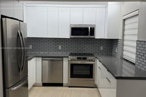 Снять в аренду кондоминиум в Пемброк-Пайнс, Флорида 2 спальни, 83.61м2, № 1989126 - фото 1