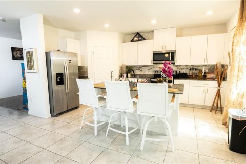 Villa ou maison à vendre à Poinciana, Floride: 4 chambres, 252.14 m2 № 2389128 - photo 5