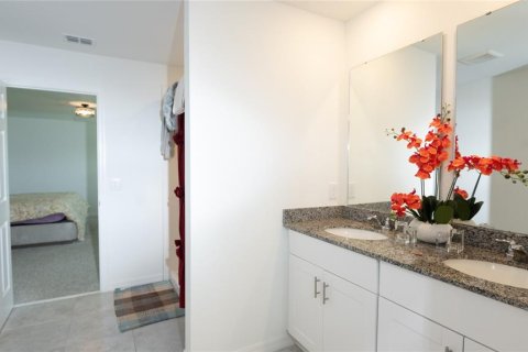 Villa ou maison à vendre à Poinciana, Floride: 4 chambres, 252.14 m2 № 2389128 - photo 10