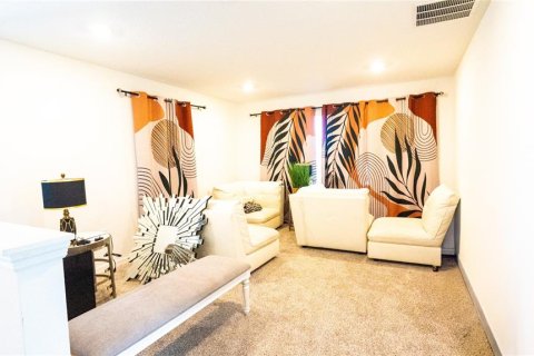 Villa ou maison à vendre à Poinciana, Floride: 4 chambres, 252.14 m2 № 2389128 - photo 16