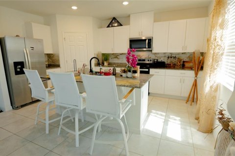 Villa ou maison à vendre à Poinciana, Floride: 4 chambres, 252.14 m2 № 2389128 - photo 6