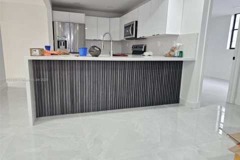 Condo in Miami Beach, Florida, 2 bedrooms  № 1868639 - photo 1