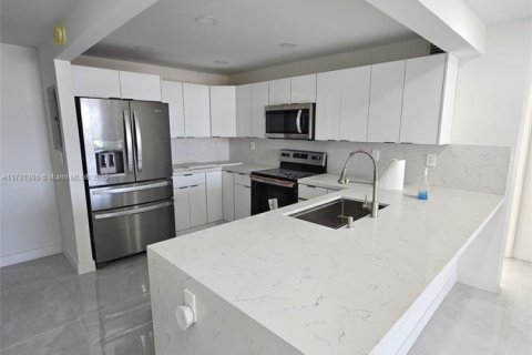 Condo in Miami Beach, Florida, 2 bedrooms  № 1868639 - photo 5