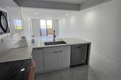 Condo in Miami Beach, Florida, 2 bedrooms  № 1868639 - photo 2
