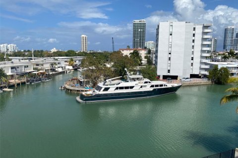 Condo in Miami Beach, Florida, 2 bedrooms  № 1868639 - photo 11