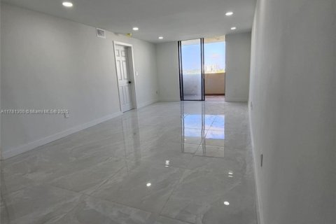 Condo in Miami Beach, Florida, 2 bedrooms  № 1868639 - photo 10