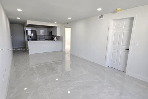 Condo in Miami Beach, Florida, 2 bedrooms  № 1868639 - photo 9