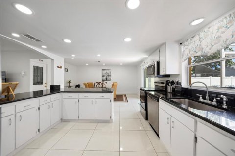 House in Tampa, Florida 3 bedrooms, 123.19 sq.m. № 1883506 - photo 12