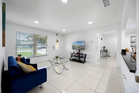 House in Tampa, Florida 3 bedrooms, 123.19 sq.m. № 1883506 - photo 5