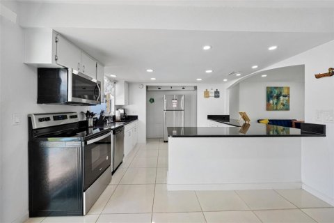House in Tampa, Florida 3 bedrooms, 123.19 sq.m. № 1883506 - photo 8