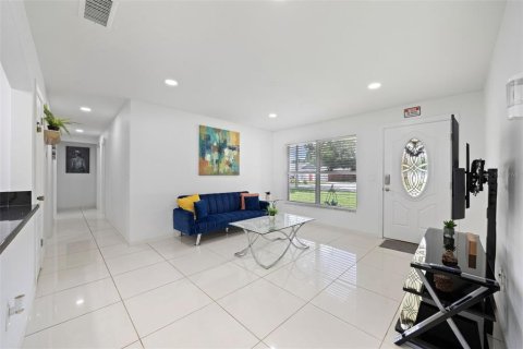 House in Tampa, Florida 3 bedrooms, 123.19 sq.m. № 1883506 - photo 13