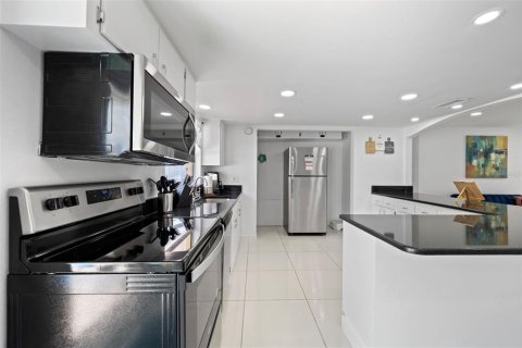 House in Tampa, Florida 3 bedrooms, 123.19 sq.m. № 1883506 - photo 9