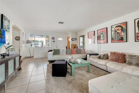 Villa ou maison à vendre à Miami, Floride: 4 chambres, 239.13 m2 № 2004591 - photo 2