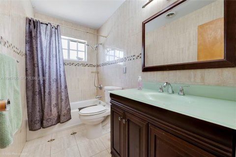 Villa ou maison à vendre à Miami, Floride: 4 chambres, 239.13 m2 № 2004591 - photo 9