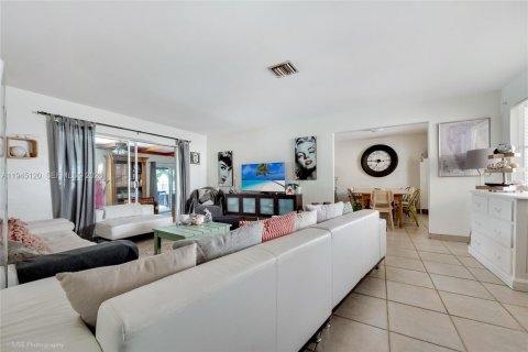 Villa ou maison à vendre à Miami, Floride: 4 chambres, 239.13 m2 № 2004591 - photo 3