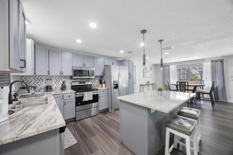 House in Tampa, Florida 3 bedrooms, 139.54 sq.m. № 1876251 - photo 14