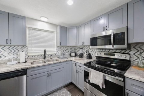 House in Tampa, Florida 3 bedrooms, 139.54 sq.m. № 1876251 - photo 15