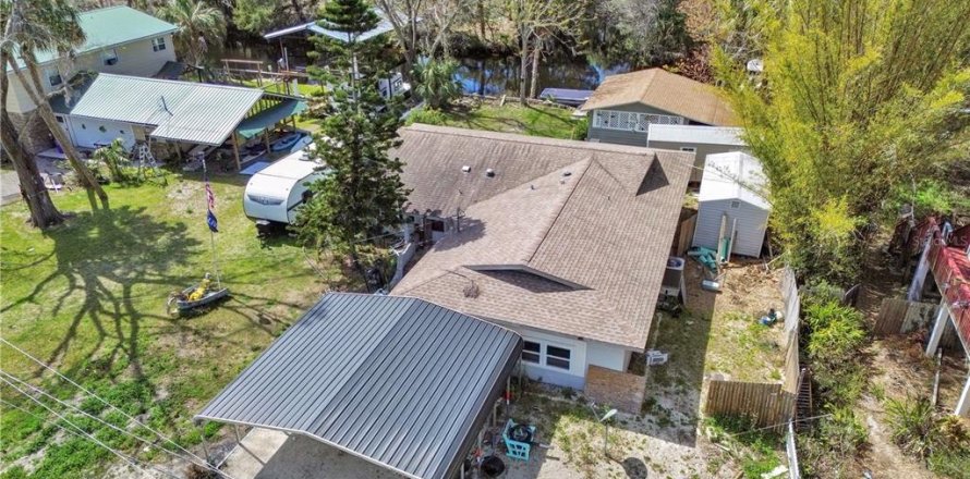 House in Yankeetown, Florida 2 bedrooms, 162.76 sq.m. № 1720731