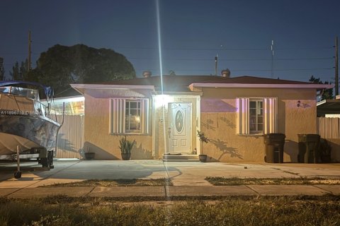 House in Hialeah, Florida 4 bedrooms, 72.09 sq.m. № 2012144