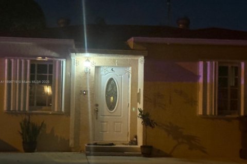 House in Hialeah, Florida 4 bedrooms, 72.09 sq.m. № 2012144 - photo 2