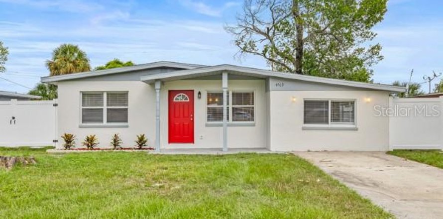 House in Tampa, Florida 3 bedrooms, 119.1 sq.m. № 1893847