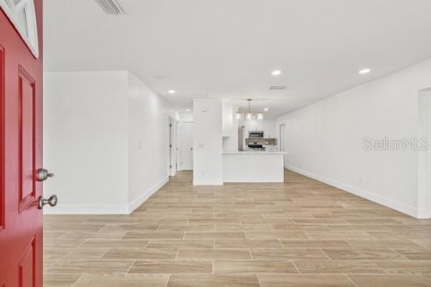 House in Tampa, Florida 3 bedrooms, 119.1 sq.m. № 1893847 - photo 5