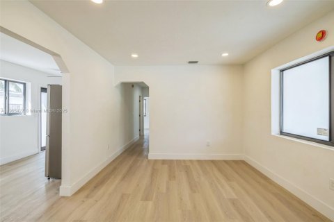 House in Miami, Florida 4 bedrooms, 92.16 sq.m. № 1956176 - photo 10