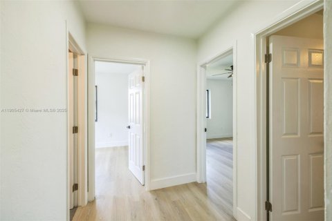 House in Miami, Florida 4 bedrooms, 92.16 sq.m. № 1956176 - photo 15