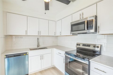 House in Miami, Florida 4 bedrooms, 92.16 sq.m. № 1956176 - photo 4