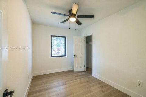 House in Miami, Florida 4 bedrooms, 92.16 sq.m. № 1956176 - photo 25