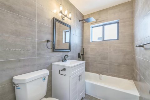 House in Miami, Florida 4 bedrooms, 92.16 sq.m. № 1956176 - photo 1