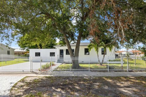 House in Miami, Florida 4 bedrooms, 92.16 sq.m. № 1956176 - photo 29