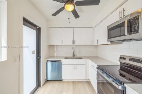 House in Miami, Florida 4 bedrooms, 92.16 sq.m. № 1956176 - photo 3